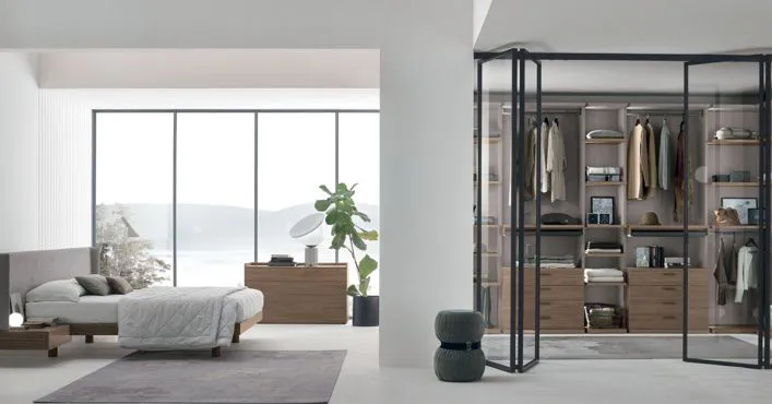 Camera da letto moderna con cabina armadio a vista e arredi in legno naturale, design contemporaneo 