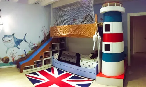 Cameretta a tema marino in legno di okumè con letto a castello, colonna faro, scivolo e dettagli artigianali su misura f