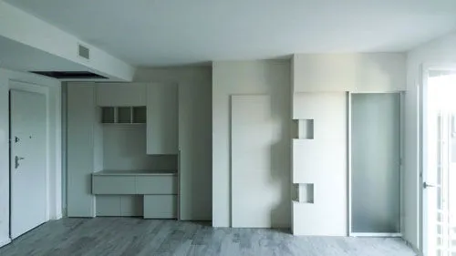 Progetto d’arredo su misura con mobili laccati, porta effetto ardesia, cabina armadio e parete attrezzata effetto pietra
