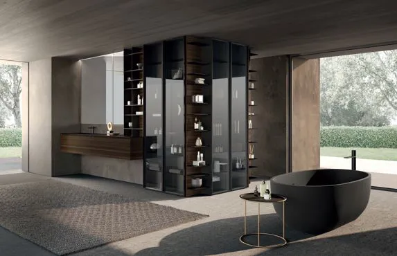 Sala da bagno con lungo piano d'appoggio, lavabo e colonne di design.